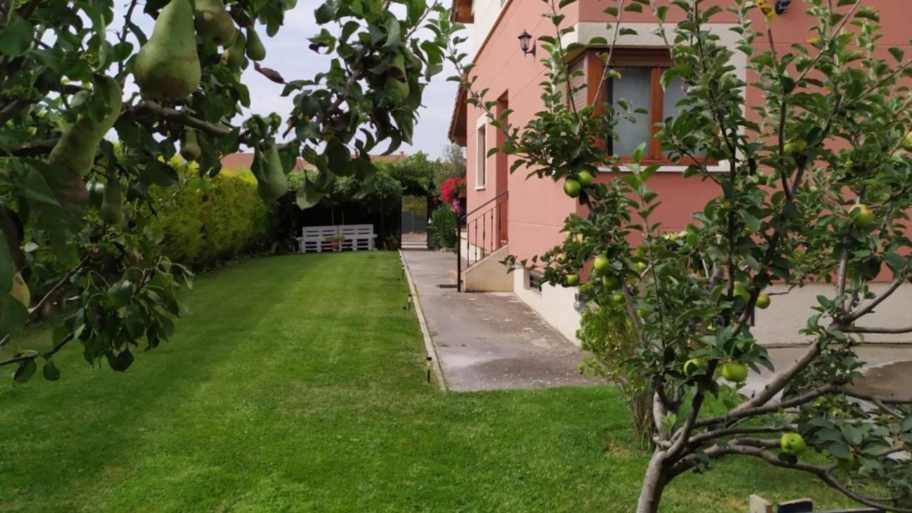 Cuarenta Y Ocho Luces Guest House Burgo Екстериор снимка